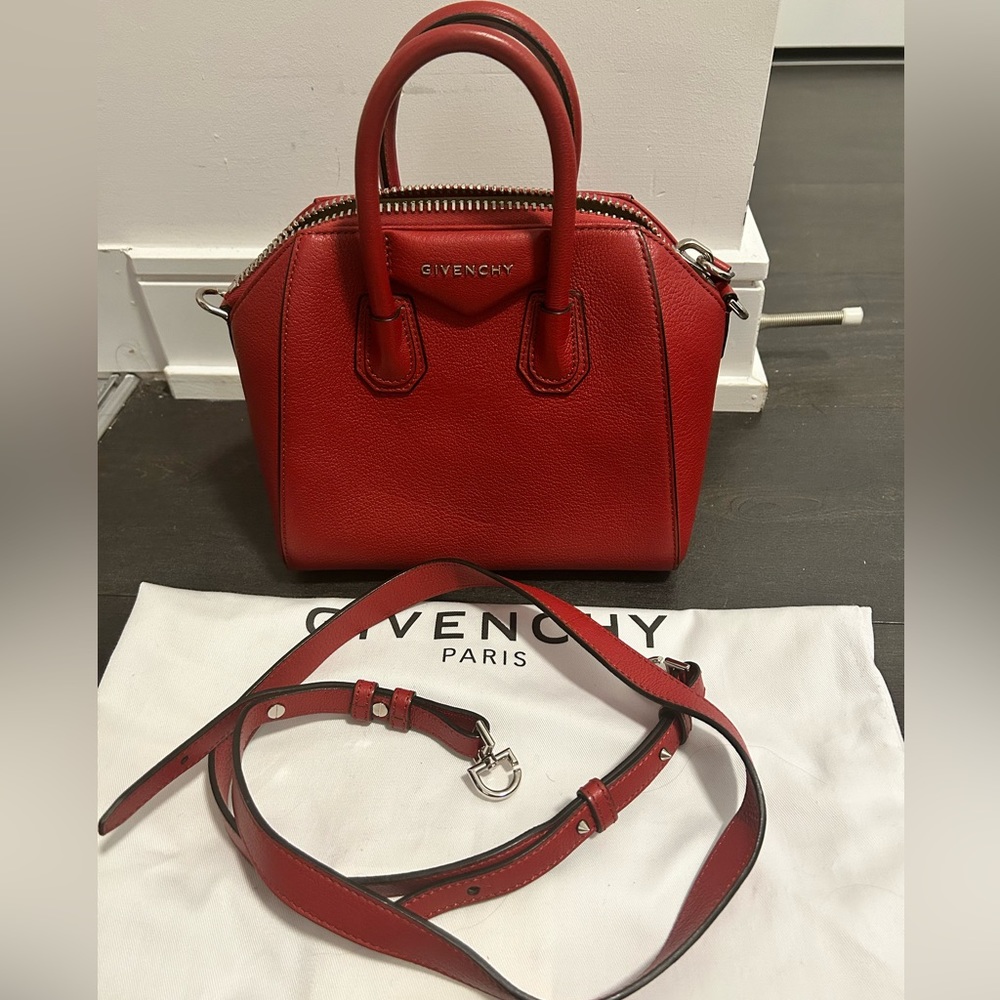 Givenchy Buffed calfskin top handle bag in red.
·Authentic 
·H7.5 x W8.5 x D5 in